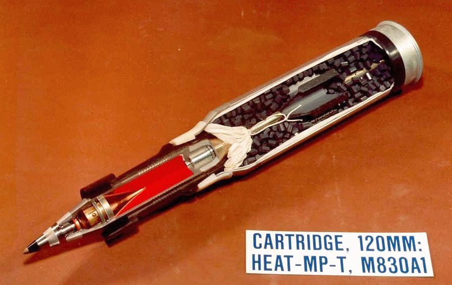 Découpe d'un obus HEAT. La charge explosive en rouge retourne le cône en cuivre lors de la détonation