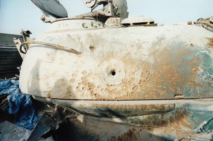 Impact caractéristique d'un obus à charge creuse, ici sur le flanc de tourelle d'un T-55