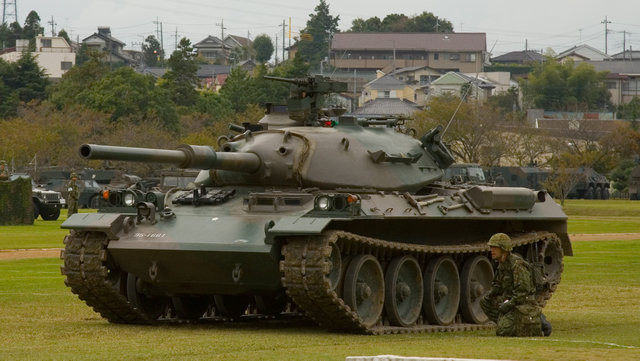 Le char japonais Type-74 dispose du canon anglais Royal ordnance L7 de 105 mm, avec son extracteur
de fumées bien visible sur le canon