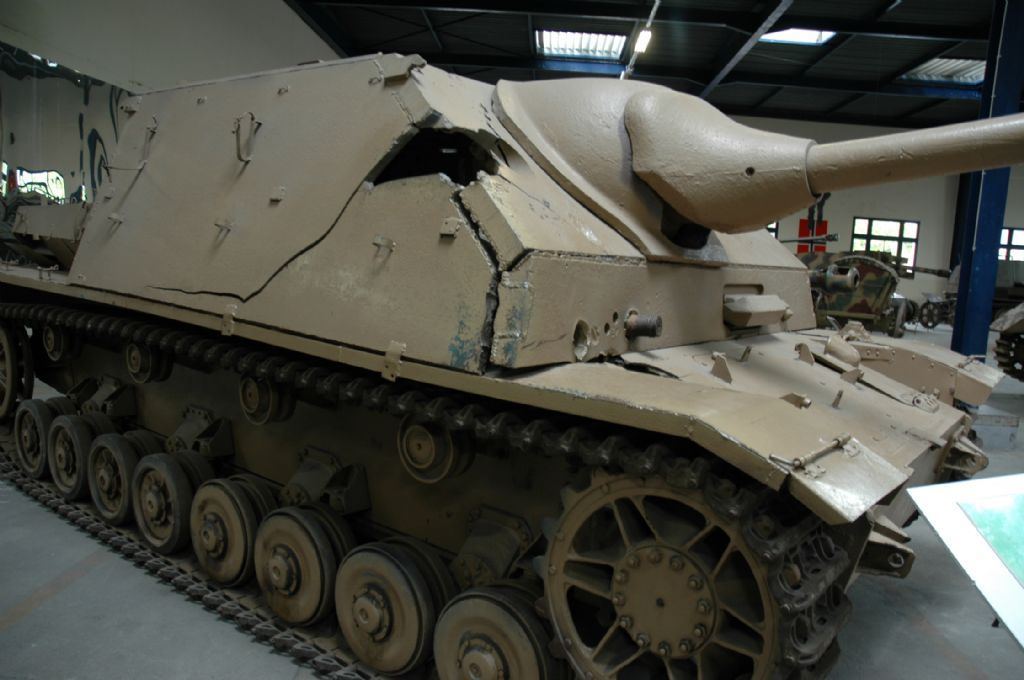 Le blindage de ce Panzer IV/70 (V) s'est brisé à l'impact. Un obus est d'ailleurs encore planté dans sa plaque frontale