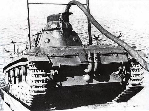 Les deux clapets anti-retour sont clairement visibles sur les échappements de ce Panzer III ainsi que le long tuyau d'arrivée d'air relié à une bouée
