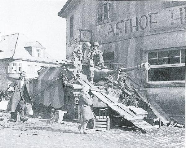 Capturé ou détruit, ce StuG III est l'un de ses rares congénères à porter des jupes boulonnées