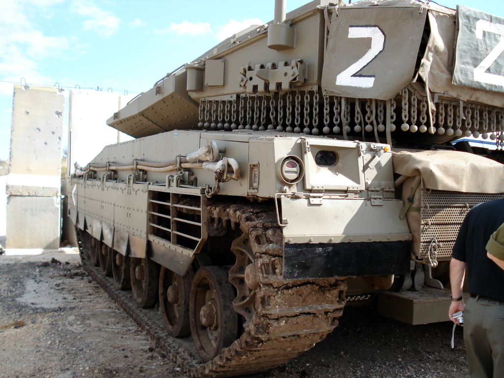Les chaînes anti-RPG sont clairement visibles sur la nuque de tourelle de ce char Israélien Merkava IV